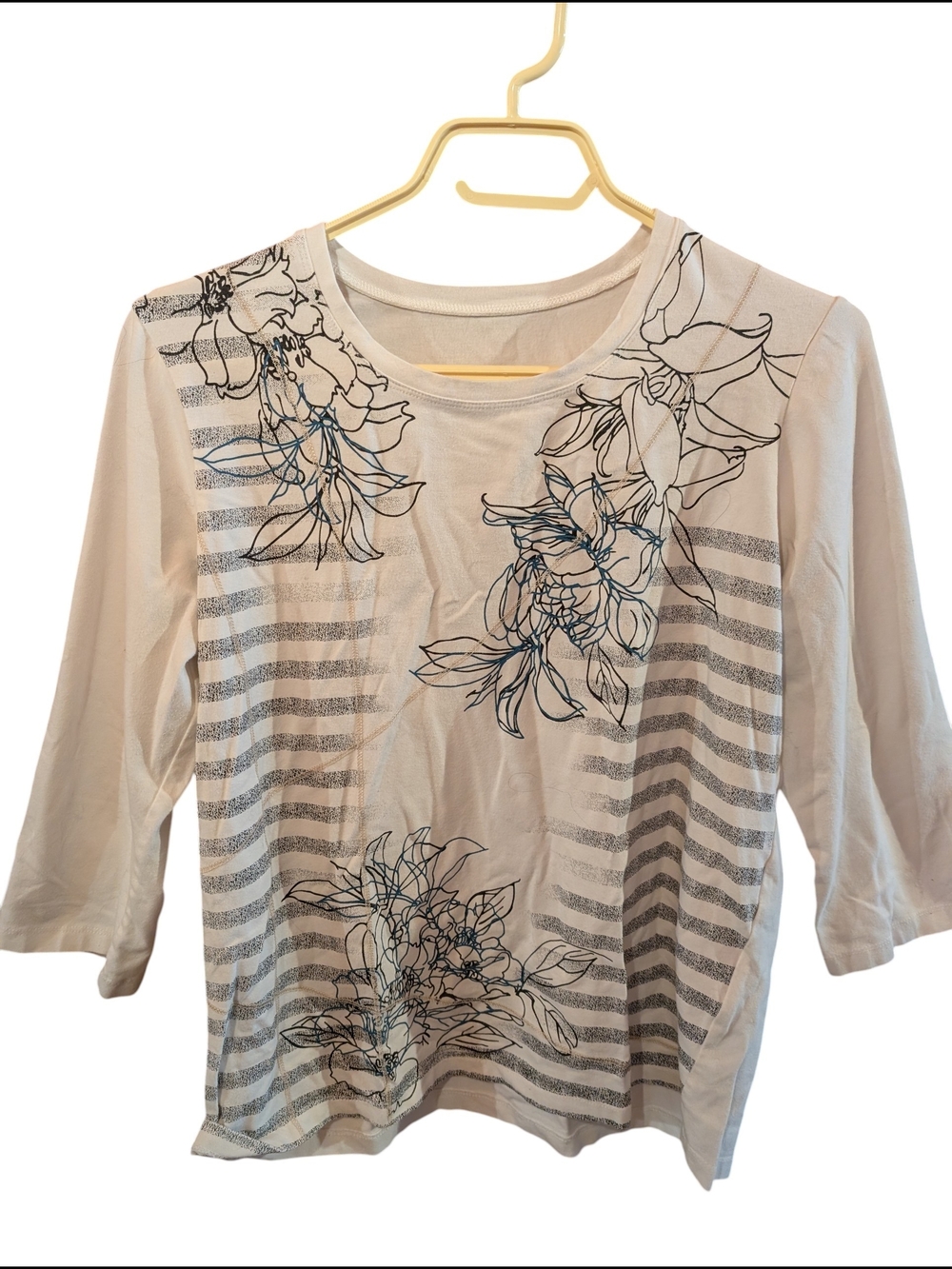 2/22$ Women's White Floral Stripe Long Sleeve Top